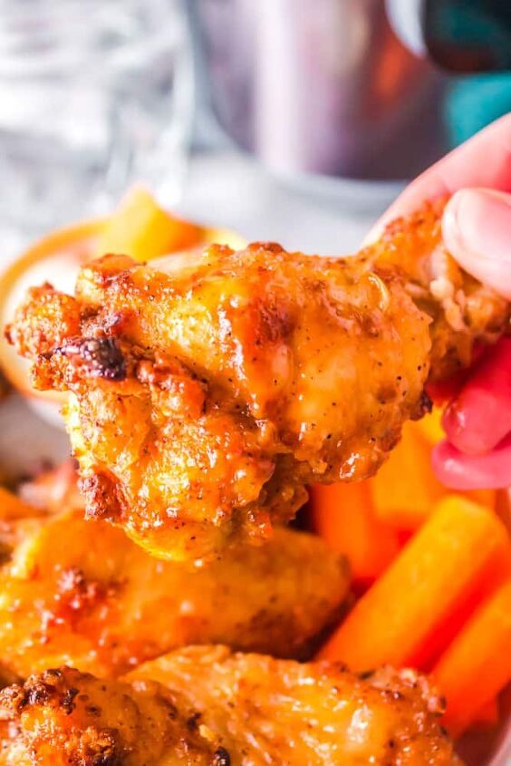 crispy air fryer chicken wings with cornstarch, Close up photo of one crispy chicken wing cooked in the air fryer with cornstarch