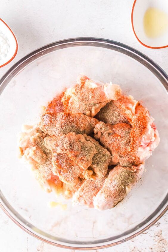 crispy air fryer chicken wings with cornstarch, Raw chicken wings in a glass bowl with cornstarch and seasonings