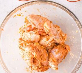 crispy air fryer chicken wings with cornstarch, Raw chicken wings that are seasoned before going into the air fryer