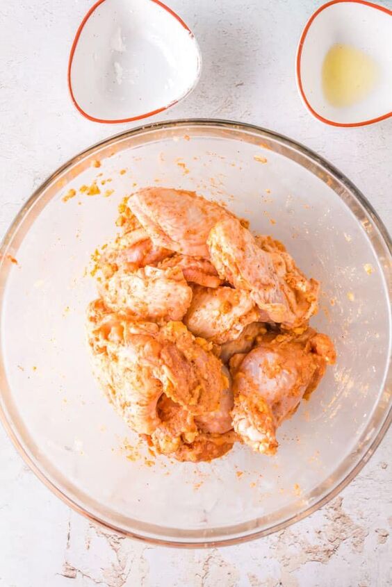 crispy air fryer chicken wings with cornstarch, Raw chicken wings that are seasoned before going into the air fryer