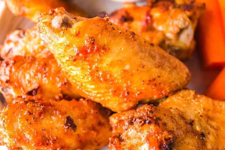 crispy air fryer chicken wings with cornstarch, Close up photo of one crispy chicken wing cooked in the air fryer with cornstarch