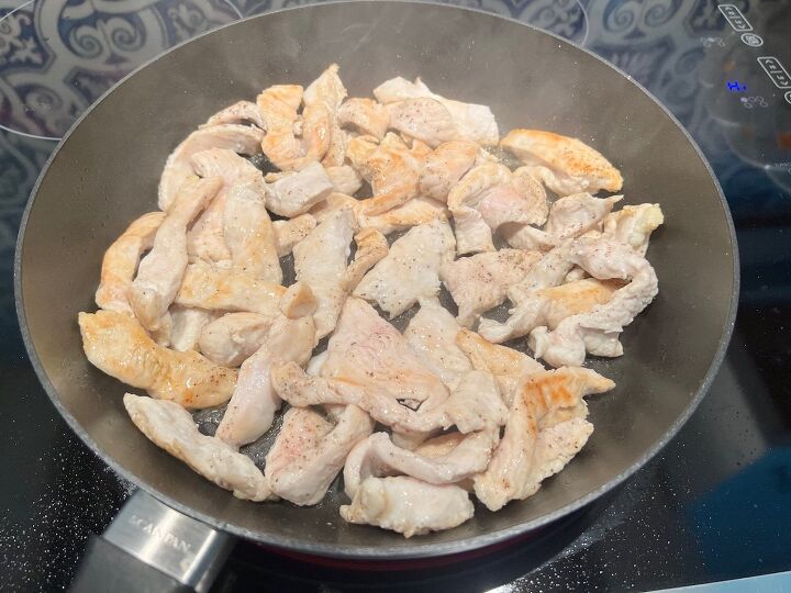 white sauce chicken pasta recipe, Chicken breast strips browned and cooking in a pan for White Sauce Chicken Pasta recipe
