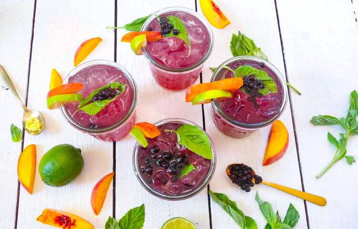 blueberry and peach vodka spritzer, This is your go to mocktail or cocktail for Spring