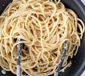 bucatini cacio e pepe, Add the starchy pasta water and cheese Toss until all noodles are coated in the sauce