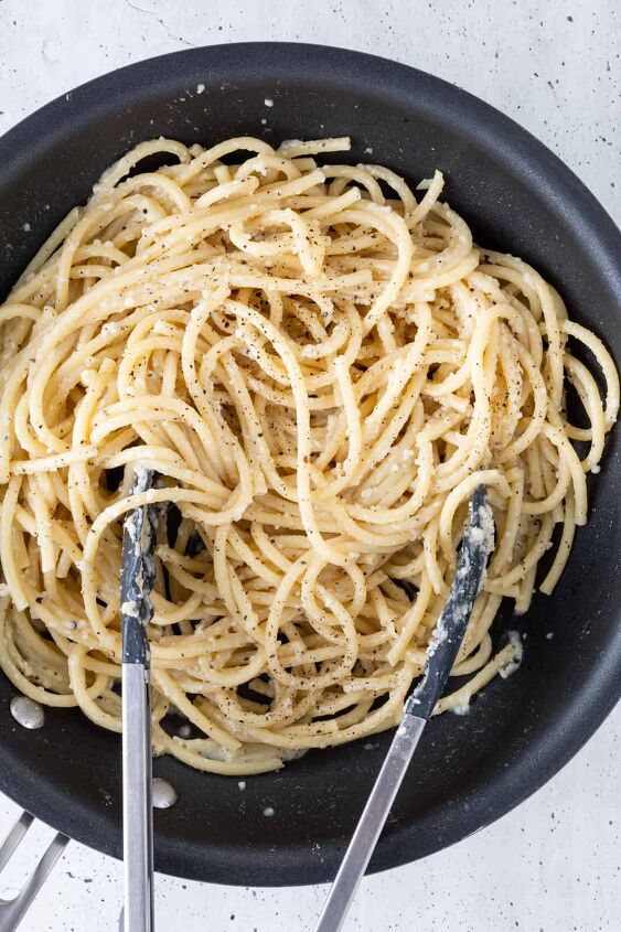 bucatini cacio e pepe, Add the starchy pasta water and cheese Toss until all noodles are coated in the sauce