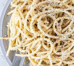 bucatini cacio e pepe, A plate of pasta with two forks