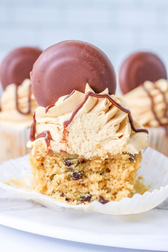 easy peanut butter chocolate chip cupcakes recipe, peanut butter chocolate chip cupcakes