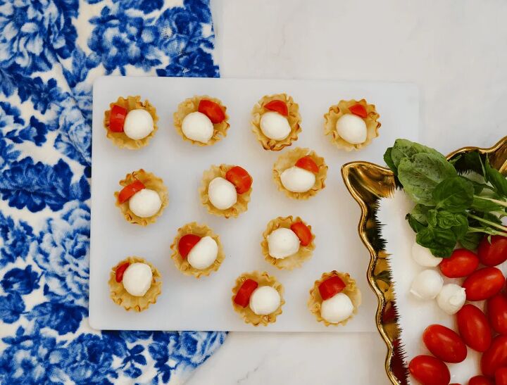 mini caprese salad bites, Mini Caprese salad bites with pastry shells