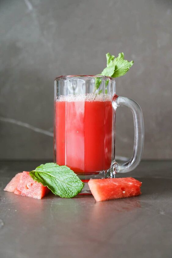 2 ingredient watermelon mint juice recipe, watermelon mint juice in a glass with mint leaves and watermelon chunks