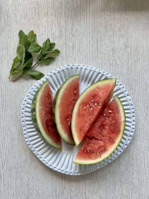 2 ingredient watermelon mint juice recipe, Ingredients for watermelon mint juice watermelon slices and mint leaves