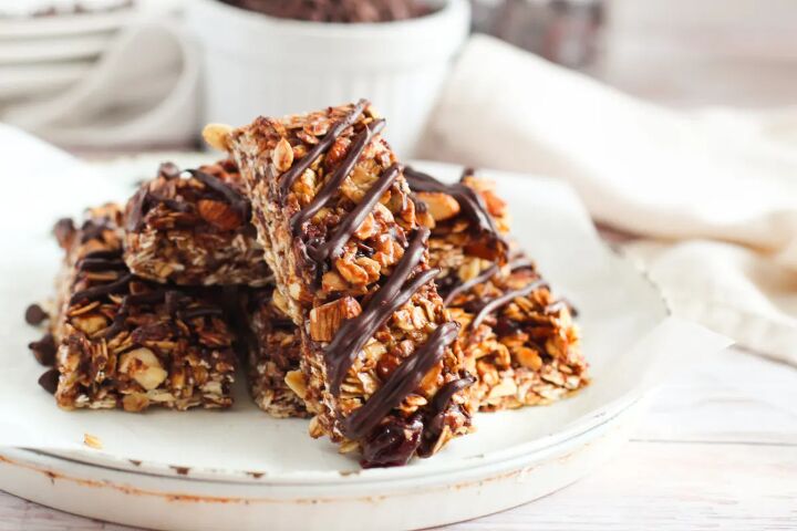 sweet and crunchy cherry chocolate granola bars recipe, Cherry chocolate granola bars on a plate