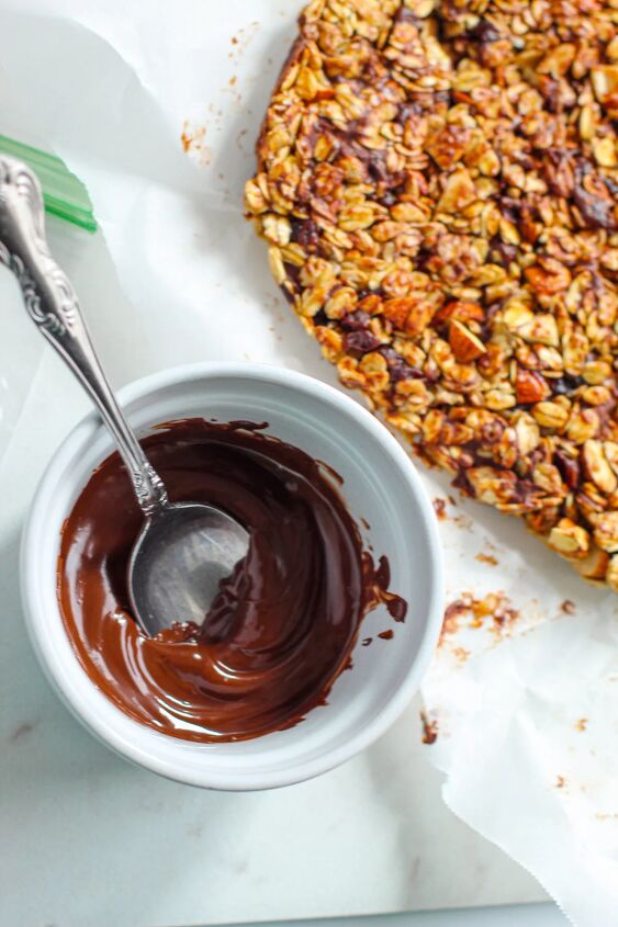 sweet and crunchy cherry chocolate granola bars recipe, Melted chocolate
