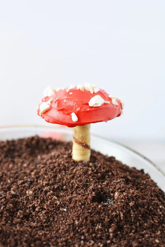 delicious and enchanting woodland fairy toadstool trifle recipe, Cookie toadstool in a trifle