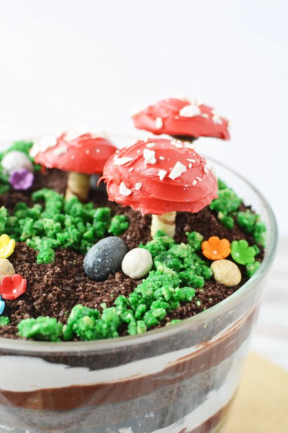 delicious and enchanting woodland fairy toadstool trifle recipe, Cookie toadstools sticking out of an Oreo cookie trifle