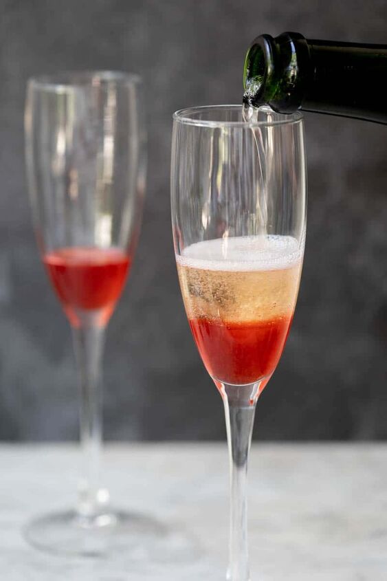 strawberry mimosa, pouring champagne over strawberry syrup