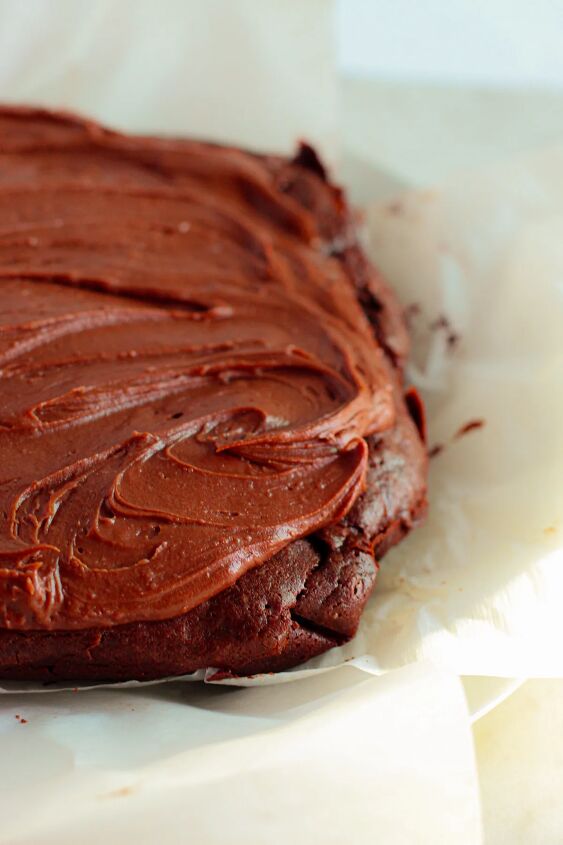 mocha dark chocolate fudgy brownies recipe, Chocolate frosting on brownies