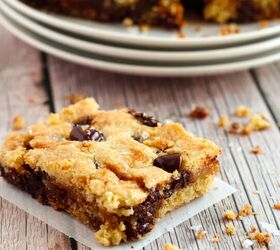 salted caramel chocolate chip cookie bars recipe, Sliced caramel chocolate chip cookie bar on a table