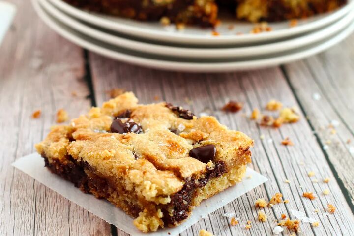 salted caramel chocolate chip cookie bars recipe, Sliced caramel chocolate chip cookie bar on a table