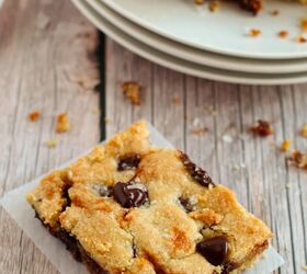 salted caramel chocolate chip cookie bars recipe, Slice of chocolate chip caramel cookie bar on a table next to the plate of them
