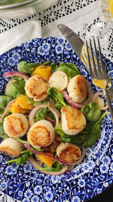easy vegetarian green bean recipe with garlic, close up of orange scallop salad on blue and white dish