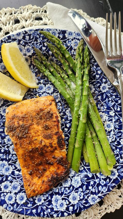 easy vegetarian green bean recipe with garlic, overhead view of blackened salmon dinner with asparagus and lemon slices on plate