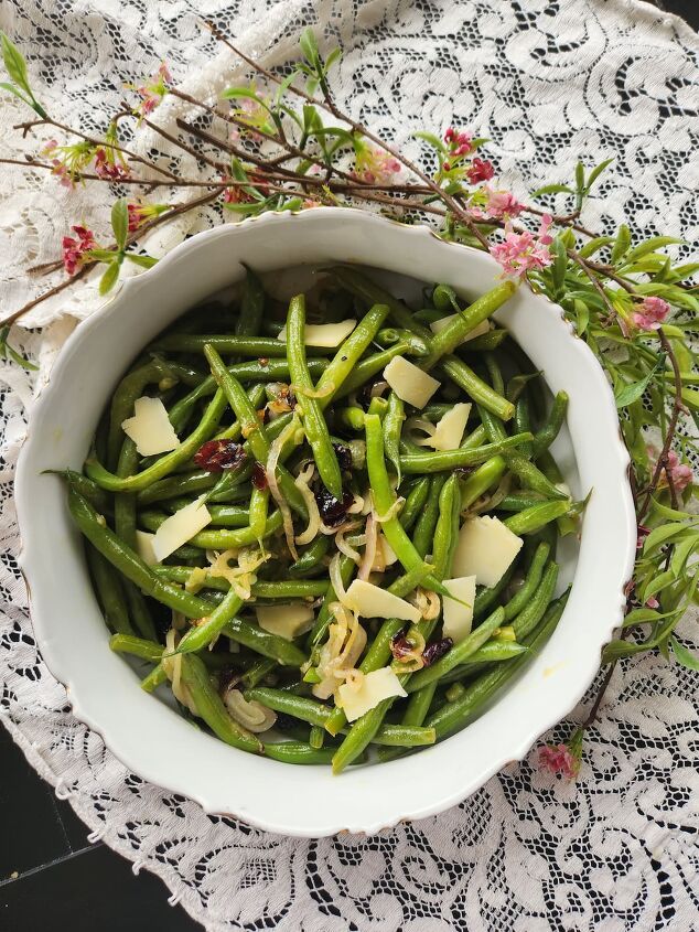 easy vegetarian green bean recipe with garlic, overhead view of vegetarian green bean recipe in vintage bowl