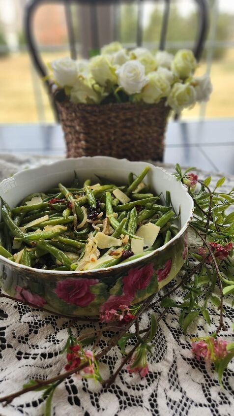 easy vegetarian green bean recipe with garlic, vegetarian green beans in vintage bowl on table