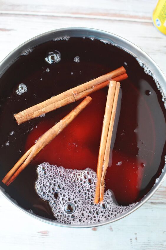 cranberry and cinnamon christmas punch recipe, Cinnamon sticks floating in punch
