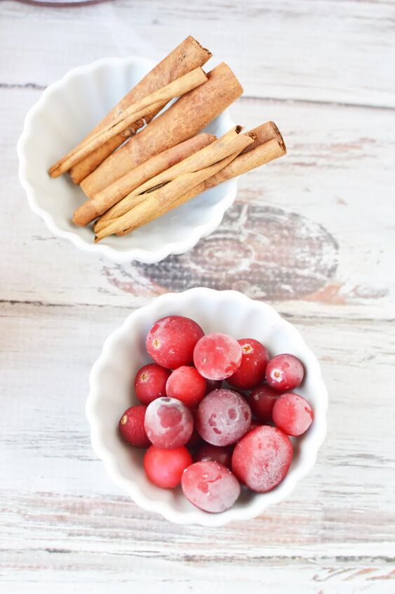 cranberry and cinnamon christmas punch recipe, Cranberries and cinnamon sticks