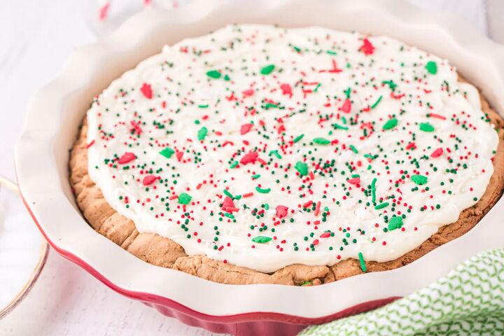 easy christmas sugar cookie pie recipe, Holiday sugar cookie pie with red and green sprinkles