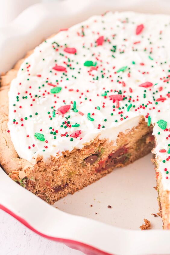 easy christmas sugar cookie pie recipe, Holiday sugar cookie pie with a slice taken out