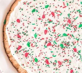 easy christmas sugar cookie pie recipe, Cookie pie topped with frosting and red and green candies
