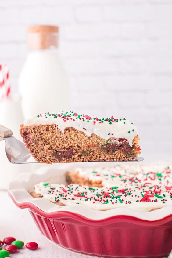 easy christmas sugar cookie pie recipe, A slice of Christmas sugar cookie pie on a pie spatula