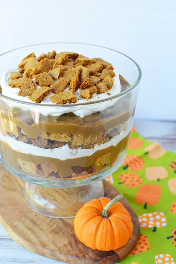 pumpkin spice latte trifle recipe, Layers of pumpkin bread whipped topping and cookies in a trifle dessert