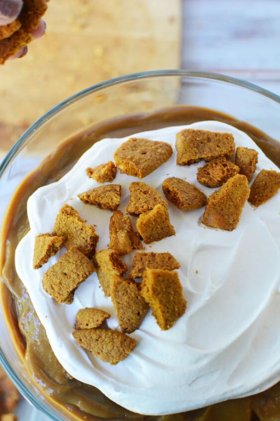 pumpkin spice latte trifle recipe, Top of a pumpkin spice latte trifle with crushed cookies on top