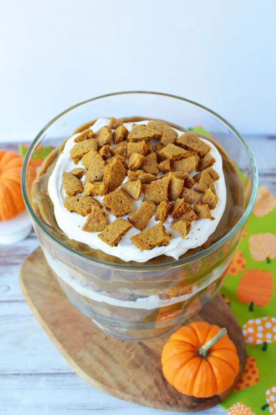 pumpkin spice latte trifle recipe, Pumpkin spice trifle in a bowl next to pumpkins
