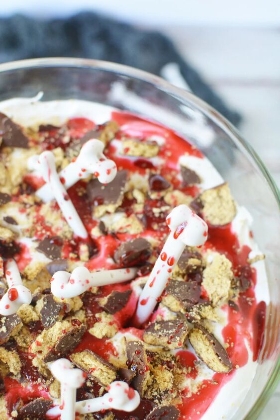 vampire red velvet trifle recipe, Top of a vampire trifle with chocolate cookies and bones