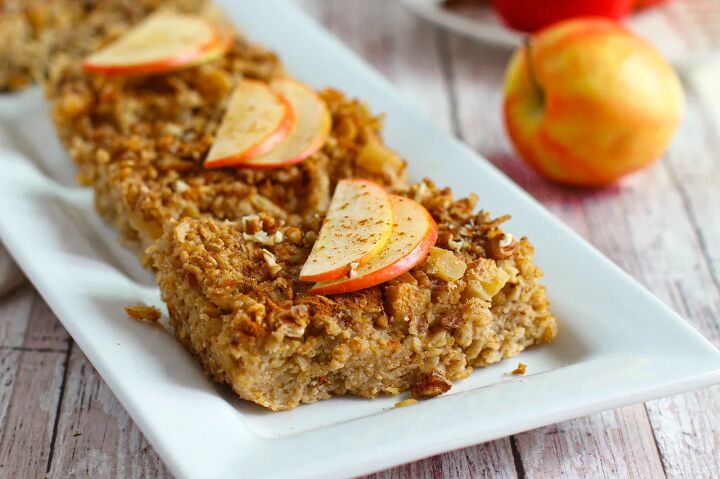 spiced apple baked oatmeal, Baked oatmeal with apples on a plate