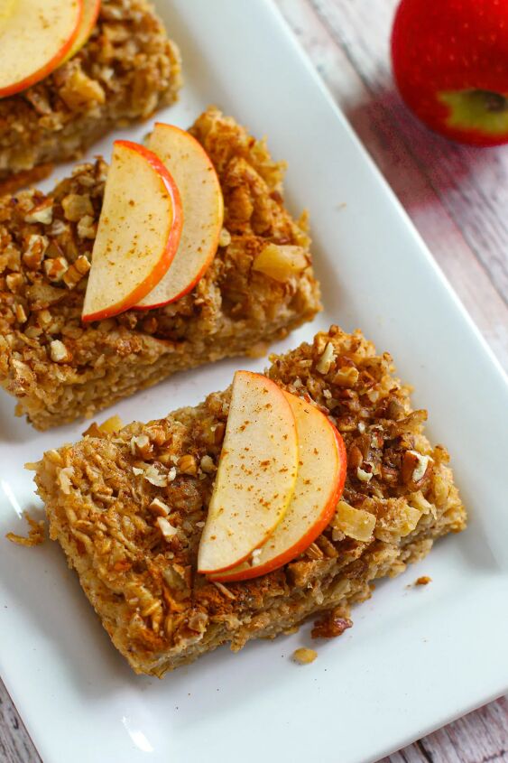 spiced apple baked oatmeal, Baked oatmeal with apples on a tray