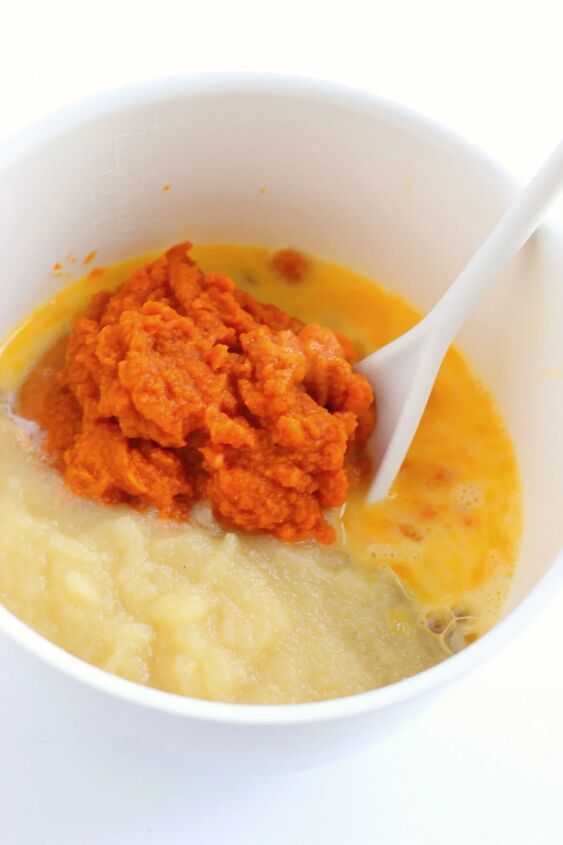 pumpkin snack cakes, Pumpkin puree and eggs in a mixing bowl