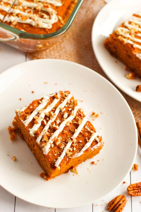 pumpkin snack cakes, Slice of pumpkin snack cakes on a plate