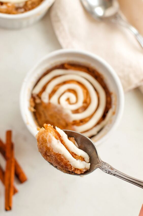 microwave cinnamon roll cake recipe, Spoonful of cinnamon cake with icing