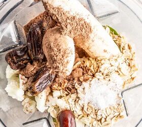 peppermint mocha smoothie bowl, Ingredients in a blender