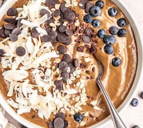 peppermint mocha smoothie bowl, Smoothie bowl with blueberries chocolate chips and coconut shavings