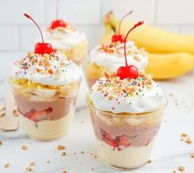 no bake banana split pudding cups recipe, Four banana split pudding cups with bananas in the background