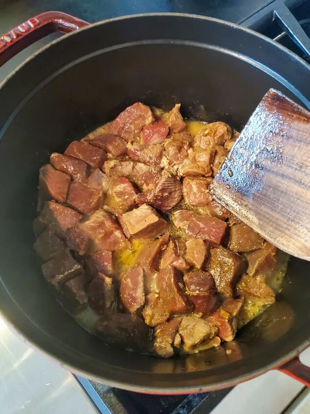 karni stoba caribbean beef stew, Stew beef browning in a Dutch oven