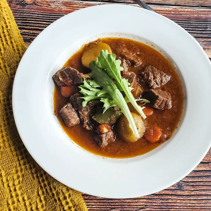 karni stoba caribbean beef stew, White bowl filled with Karni Stoba