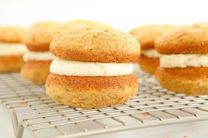 fluffy carrot cake whoopie pies, Carrot whoopie pies on a rack