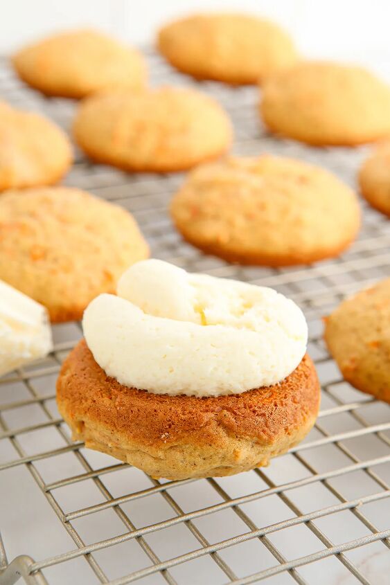 fluffy carrot cake whoopie pies, Frosting on a whoopie pie