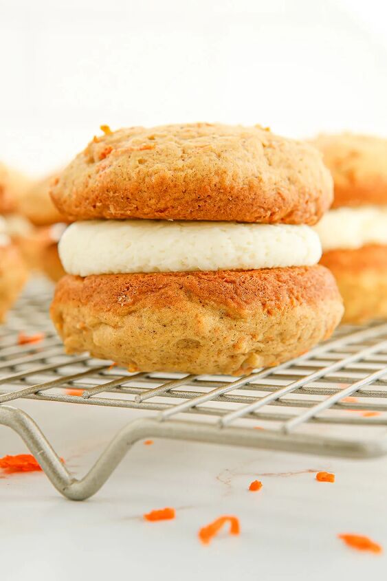 fluffy carrot cake whoopie pies, Carrot whoopie pie on a rack